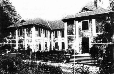 Pa�acu w�Gardzieniu - strona frontowa z widocznymi skrzyd�ami na pocz. XX w.